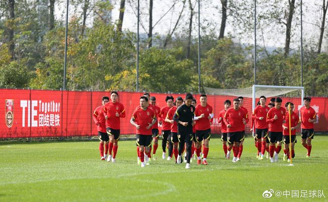 此次发布的“宿敌来袭”版海报中，阿尔弗雷德·莫里纳饰演的“章鱼博士”、威廉·达福饰演的“绿魔”，杰米·福克斯饰演的“电光人”集体亮相